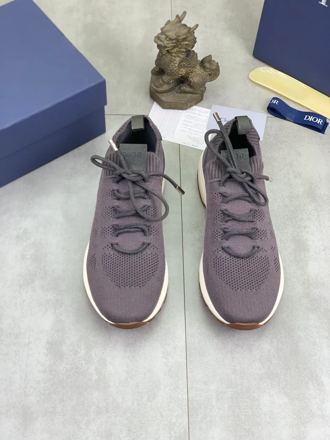 Men's men's shoes P400 new Dior Tech sneakers 2026 early spring series new products, with fashionable details, highlighting retro aesthetics. The fly-knit upper is spliced ​​with the sides of apricot transparent mesh fabric, and the leading edge of the upper window is laminated with high-frequency flat ironing and counter-pressure. The original craftsmanship is beautiful, comfortable and does not fall off. The interior is made of tonal sheep lining, which is soft and comfortable. The heel and tongue are embellished with the Paris logo. The textured TPU soles with the same tonal logo add to the high-end style.  Code number: 38-45 (46 customized)